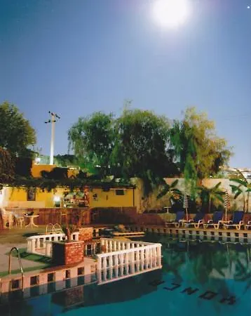 West Ada Hotel&spa ホテル 3*