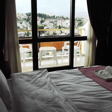 West Ada Hotel&spa ホテル 3*